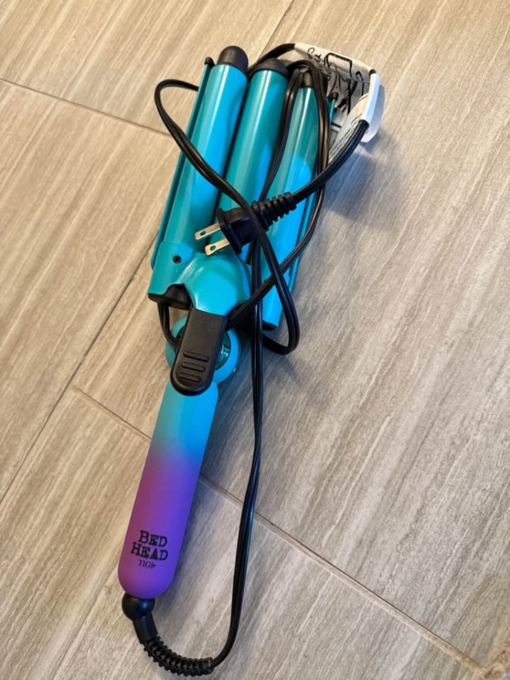 Like new, hair styling TIGI Bed Head wave affair 3 barrel jumbo hair waver